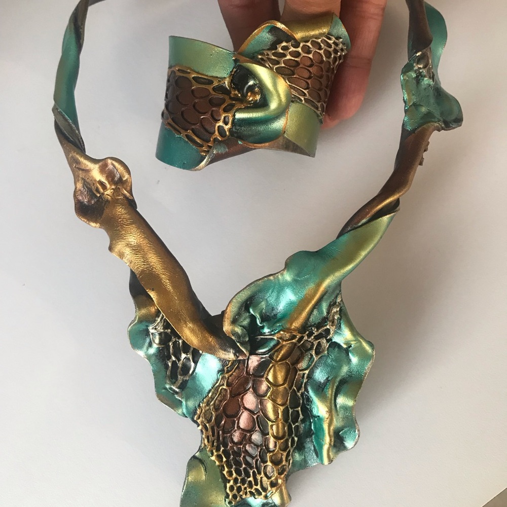 Jewelry set; dramatic